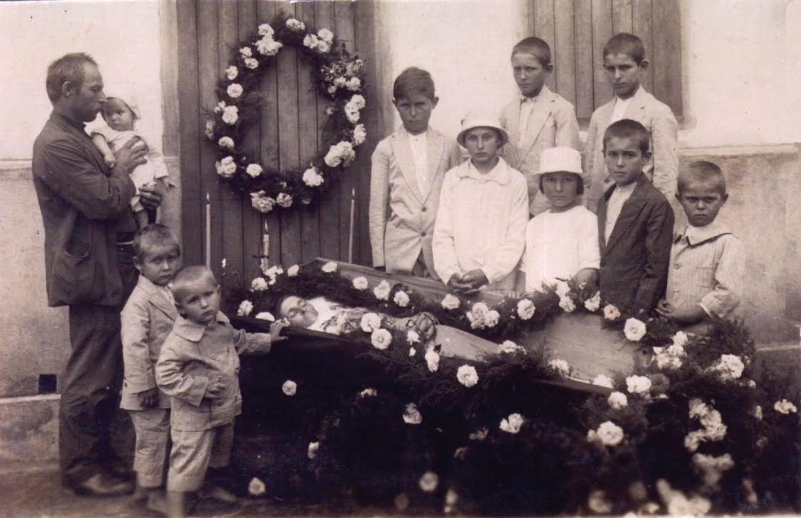 Família de Carlos Kühlkamp, na ocasião do falecimento da esposa Adelaide. Carlos, Bonifácio, Alfredo, Adolfo, Gregório, Esther (Irmã Isaura), Zita, Gabriel, Pedro, atrás Paulo e Lino.