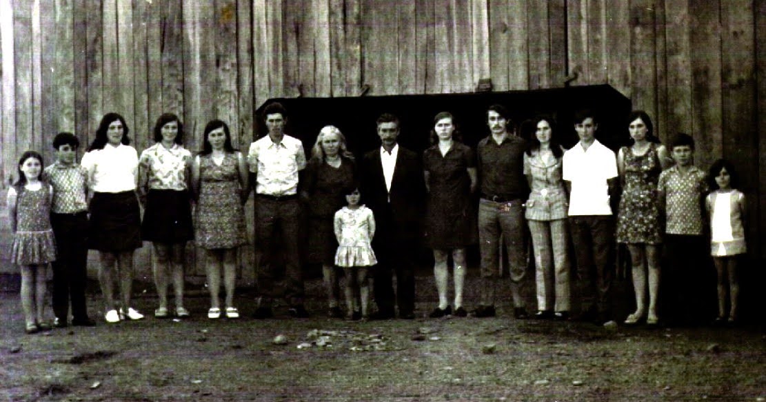A família – Foto de 1972Beatriz, Carlos, Ana, Terezinha, Salomé, José, Marta, Maristella, Gabriel, Maria, Nilo, Valéria, Osmar, Áuria, Anísio Marcos, Bernardete.