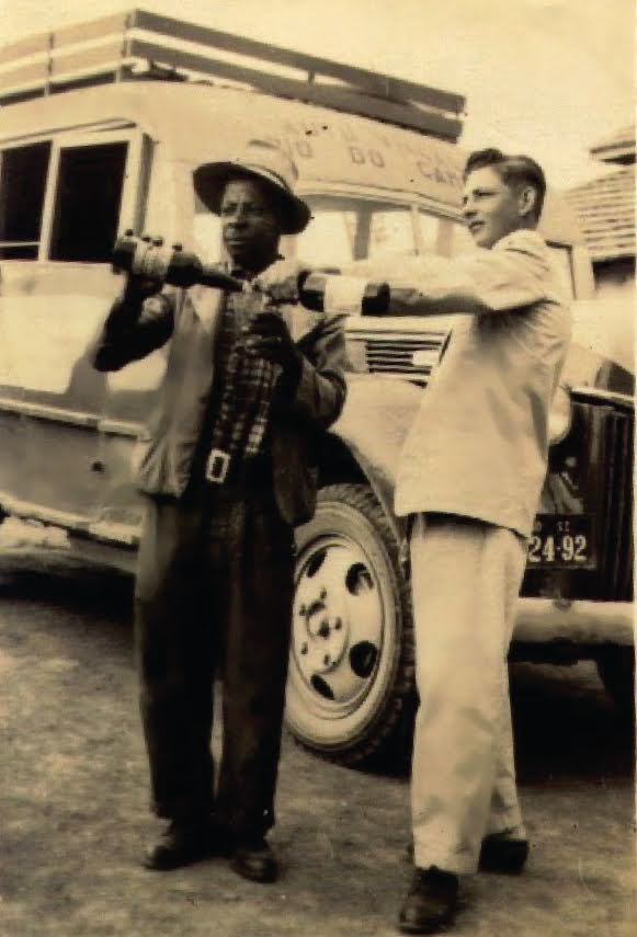 João Preto e Lindomar Petry (seu afilhado). Atrás o primeiro ônibus de Rio do Campo.