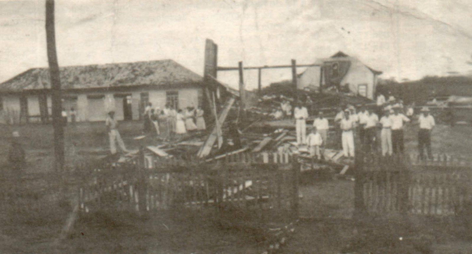 Ruínas da capela e aos fundos o salão de Rio do Campo
