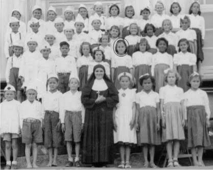 Grupo de alunos e professora - parte com uniforme do Pelotão de Saúde.Valéria assinalada com um círculo.