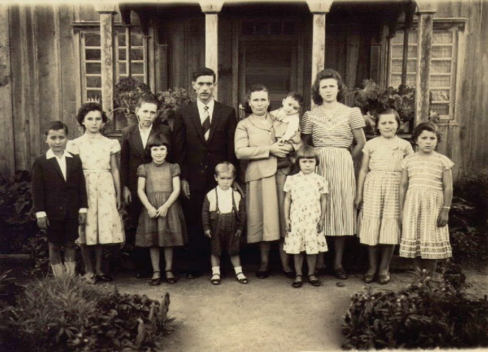 Primeira foto da família – 1960. Nilo, Valéria, José, Áuria, Gabriel, Osmar, Marta, Carlos, Terezinha, Maria, Salomé, Ana.