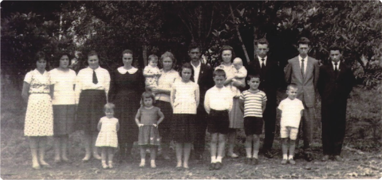 Segunda foto da família – 1966 Áuria, Ana, Salomé, Bernardete, Valéria, Beatriz, Marta com Maristella, Terezinha, Gabriel, Osmar, Maria com Jorge Henrique, Carlos, Alberto, Anísio Marcos, José, Nilo.