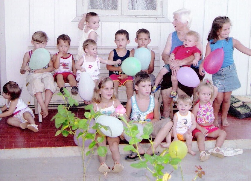 Marta com bisnetos – Camila, Cleiton, Diego, Mateus, Thaís (neta), Eloísa, Gabriel, Marcelo, Cristian, Marta, Luiz Alberto, Ariadne, Gabriela e Jéssica. Foto: março 2002