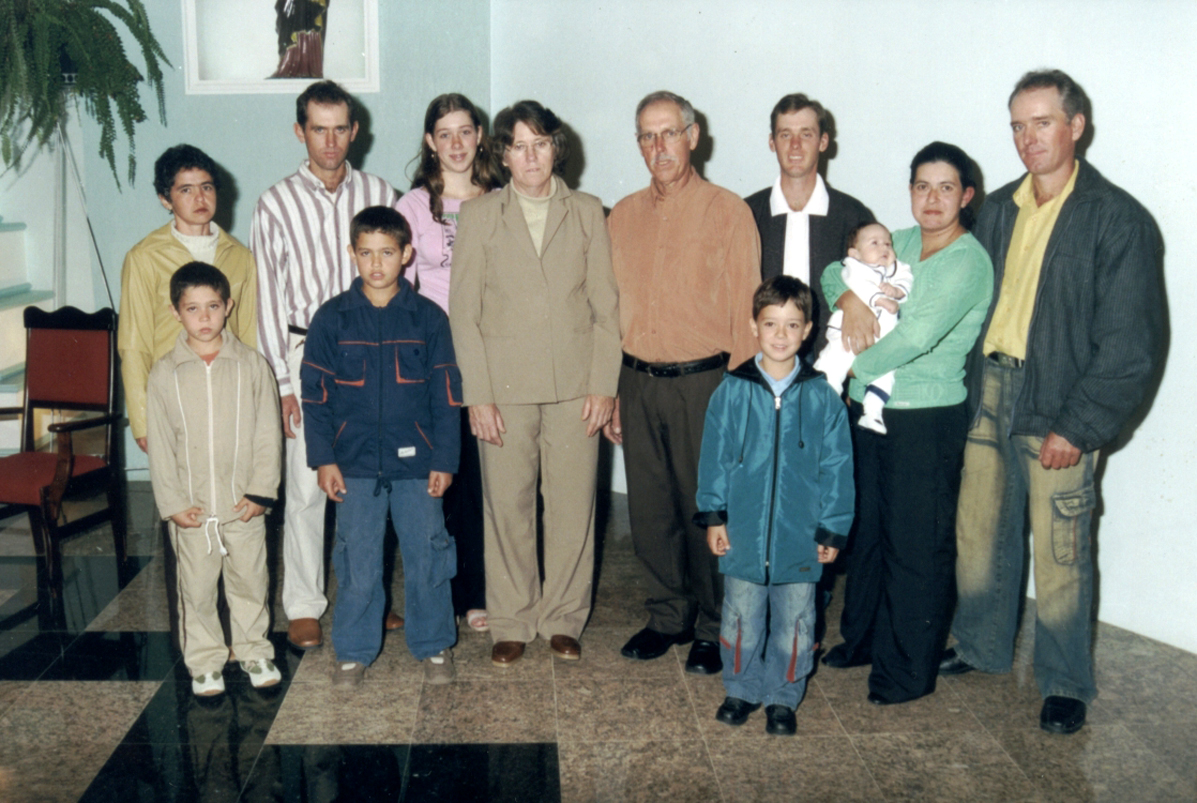 Vera, Gabriel, Tarcísio, Marcelo, Vanessa, Terezinha Salete, José, Vilmar, Diego, Gustavo, Sônia Aparecida, Deonísio. Foto 2006.José e Terezinha comemoraram Bodas de Ouro de Matrimônio, em 18 de julho de 2020. Essa data foi comemorada sem grande festividade, devido à Pandemia causada pelo Corona Vírus COVID-19.